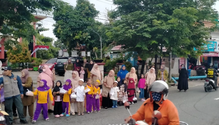 RA Al-Muttaqien Berbagi Makanan Buka Puasa: Semangat Berbagi di Bulan Ramadhan 1446 H